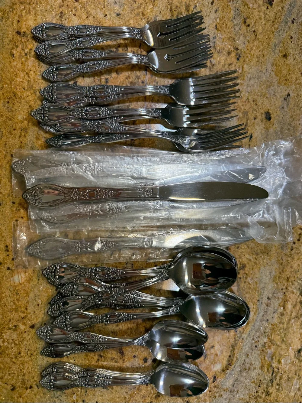 ONEIDA WM A ROGERS DELUXE STAINLESS HUNTINGTON PATTERN SET FOR 9. UNUSED